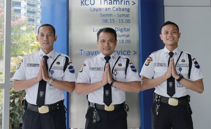 Satpam BCA Terkenal Sangat Ramah! Ternyata Ini Alasannya
